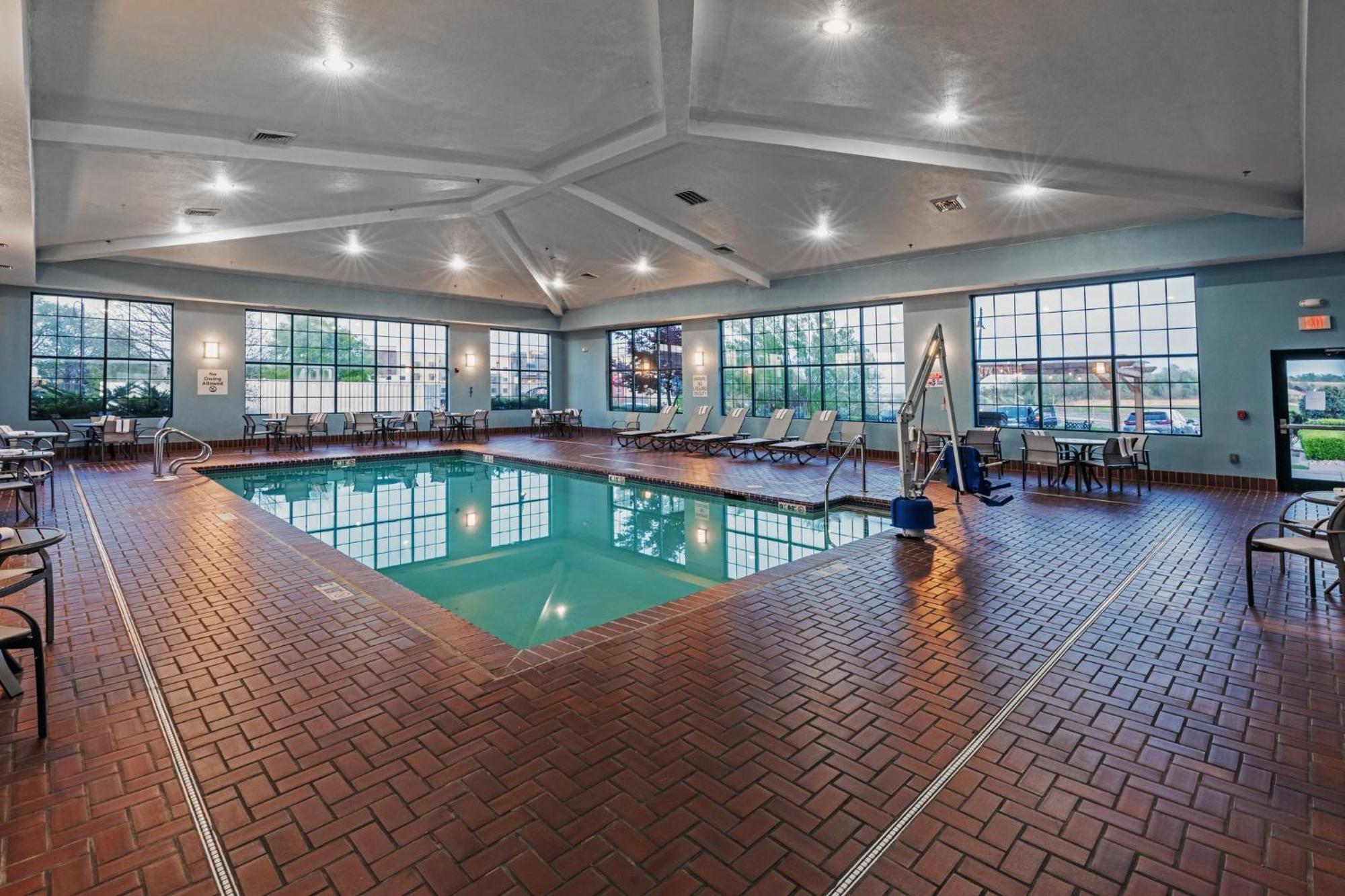 Holiday Inn Express & Suites Tulsa S Broken Arrow Hwy 51 By Ihg Eksteriør billede